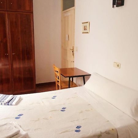 Hostal Castilla Мадрид Екстериор снимка