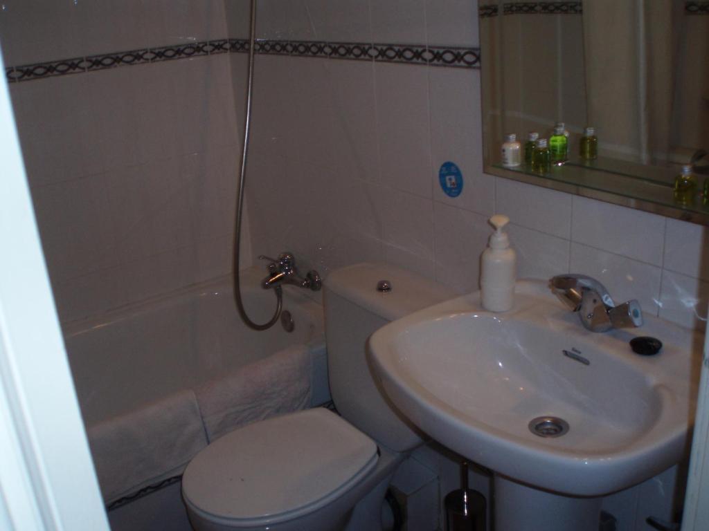 Hostal Castilla Мадрид Екстериор снимка