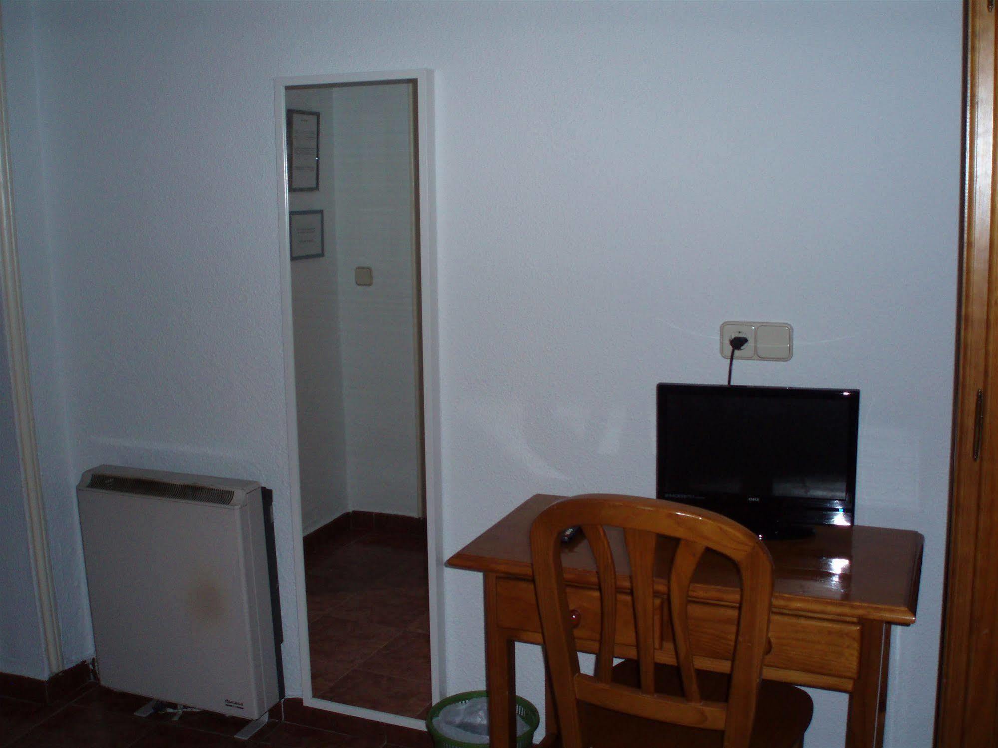 Hostal Castilla Мадрид Екстериор снимка
