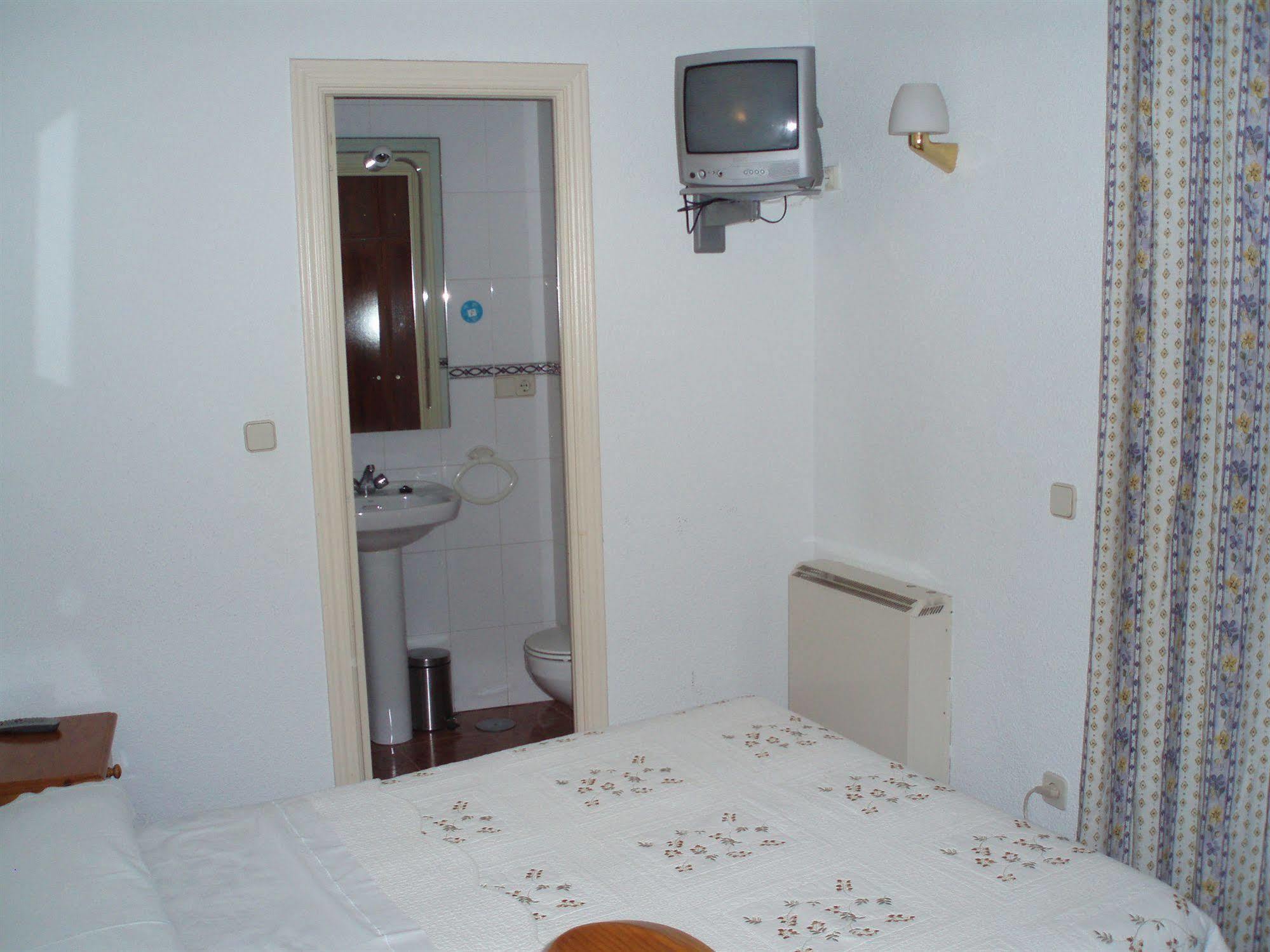 Hostal Castilla Мадрид Екстериор снимка