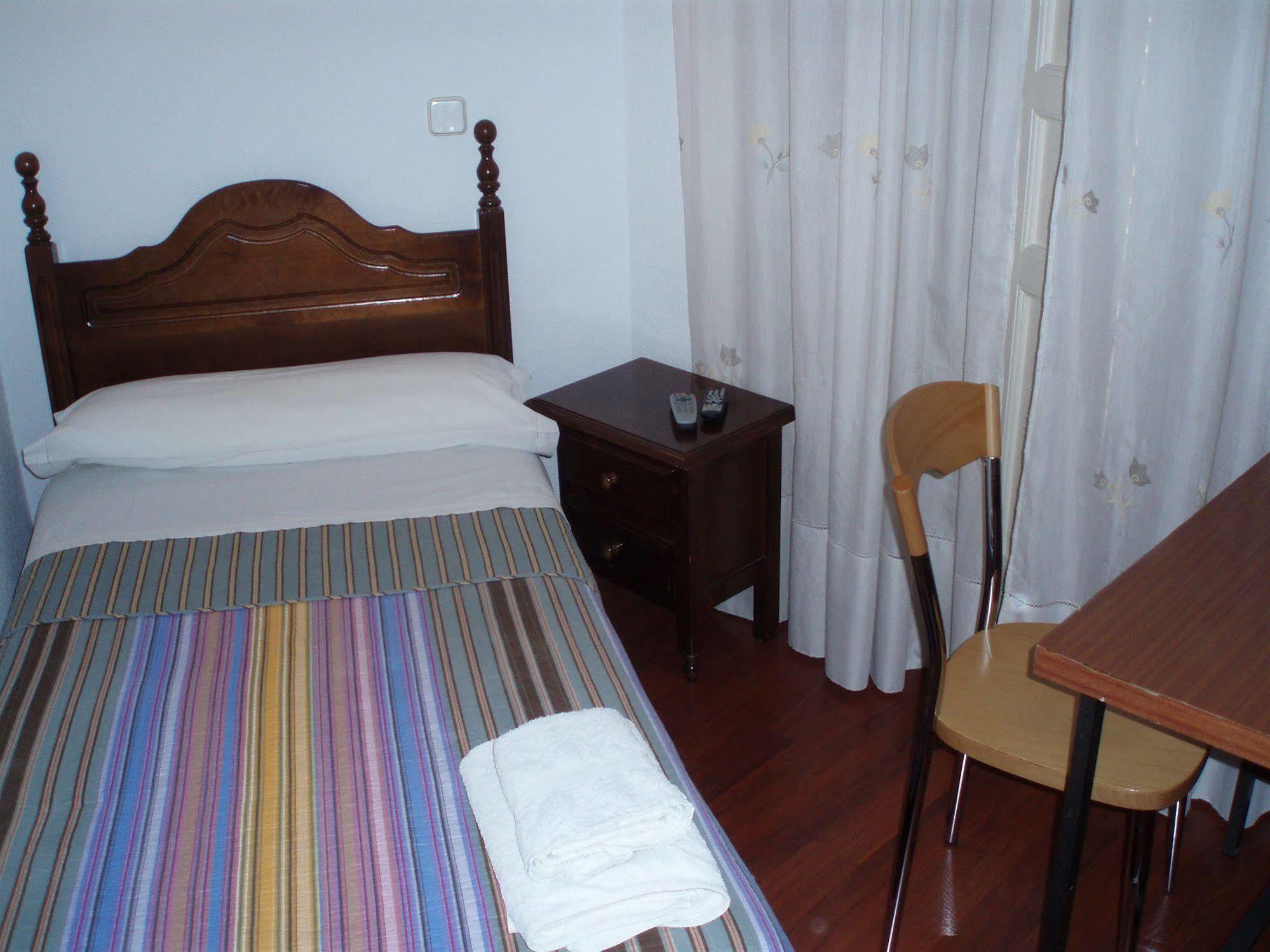 Hostal Castilla Мадрид Екстериор снимка