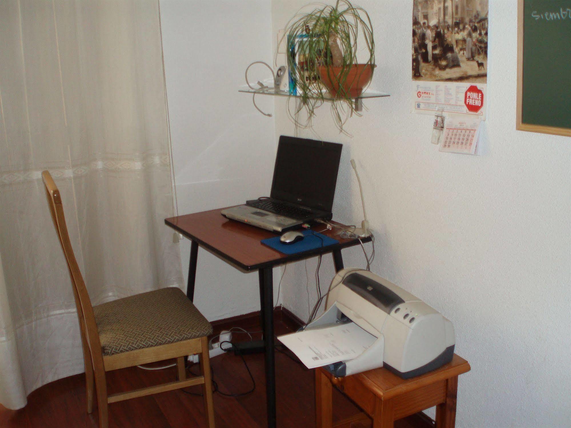 Hostal Castilla Мадрид Екстериор снимка
